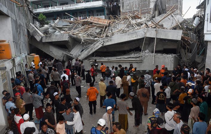 Read more about the article Berita Terkini Indonesia: Tragedi Ponpes Al-Khoziny Ungkap Krisis Infrastruktur Pesantren, Pemerintah Janji Reformasi dan Pendampingan