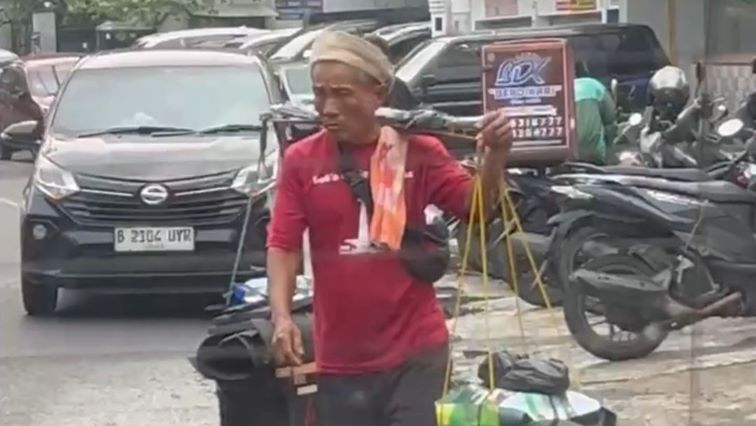 You are currently viewing Kisah Pak Supiyadi, Tukang Sol Sepatu Keliling yang Memikul Beban Hidup dengan Keteguhan