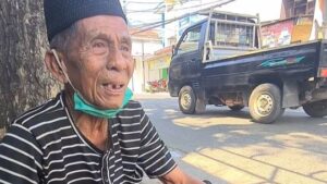 Read more about the article Kisah Pak Tanjung, Lansia 86 Tahun Penjaga Timbangan Pinggir Jalan yang Mengajarkan Arti Syukur dan Keikhlasan